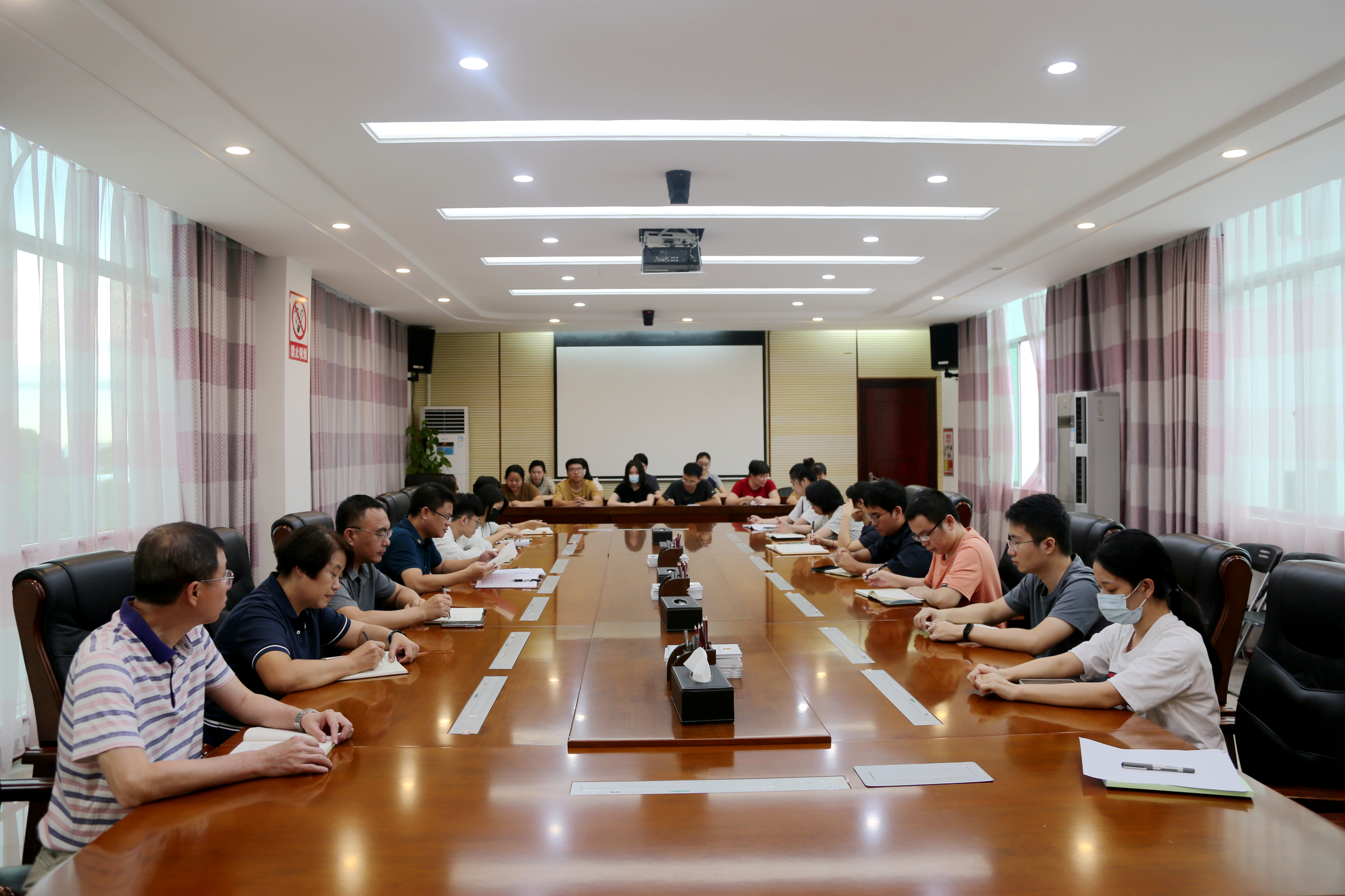 第三党支部学习会.jpg