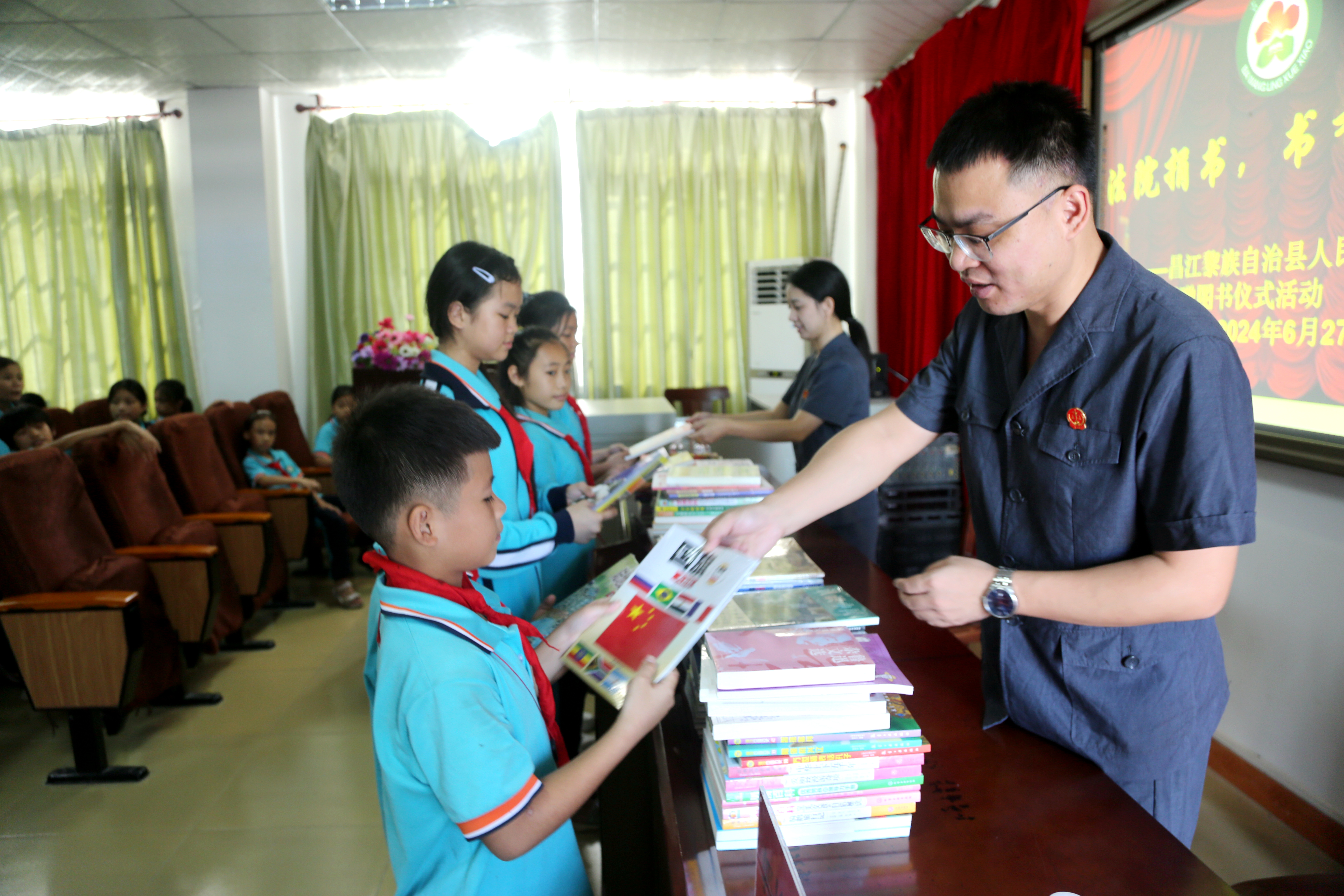 干警将书籍递同学们手中.jpg